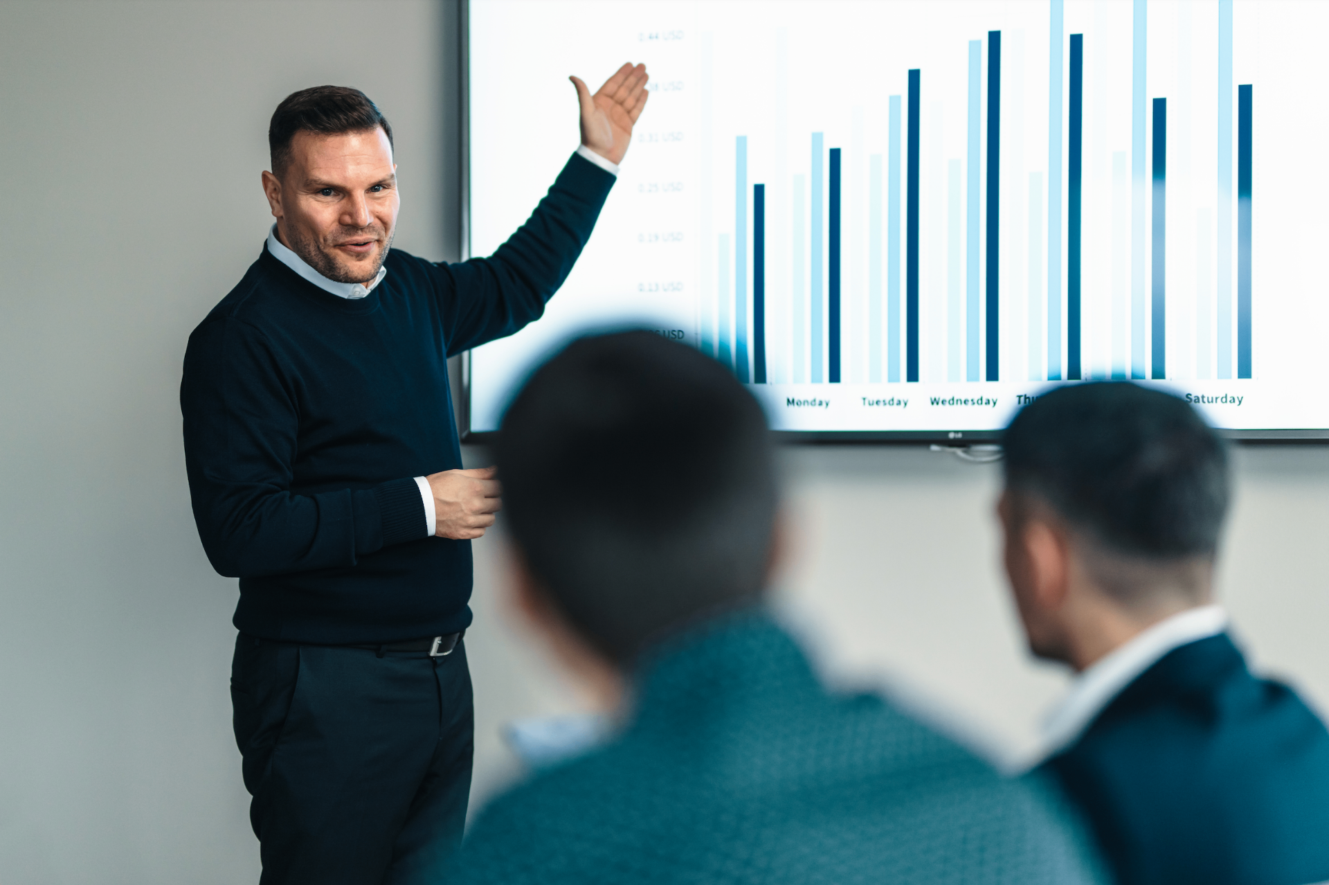 Dominik von Falkenhausen erklärt im Workshop einer kleinen Gruppe Entwicklungen zu KI, Praxismarketing und Automatisierung