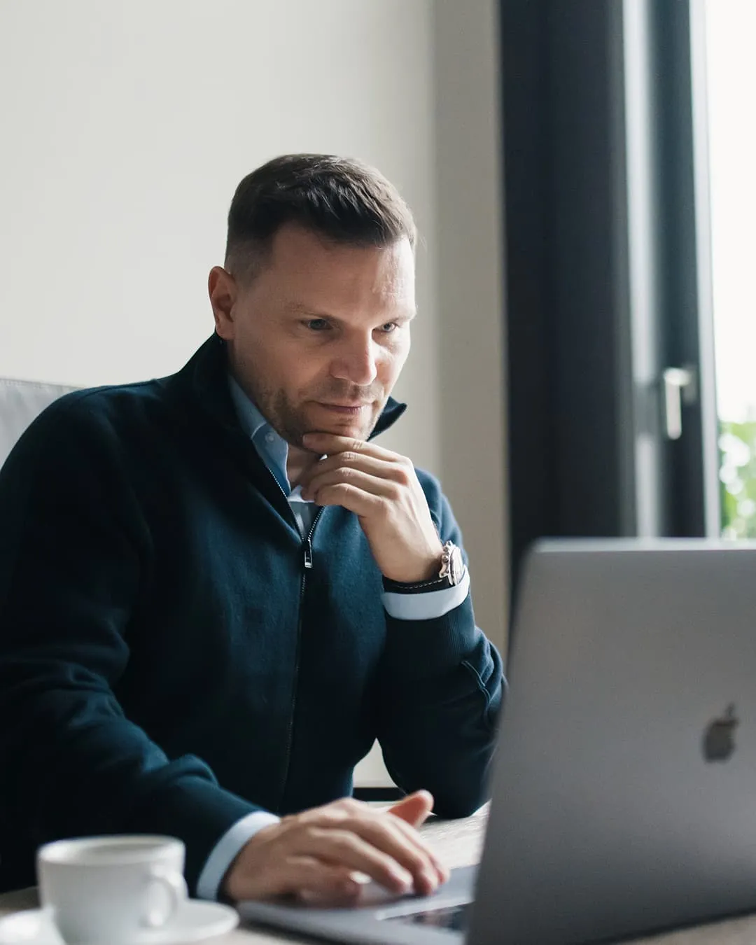 Dominik von Falkenhausen bei der Arbeit an Positionierung und Marketingsystem einer Praxis
